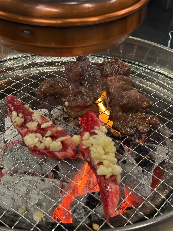 숯불 위에서 익어가는 마늘갈비살