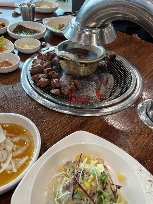 숯불 위에서 맛있게 구워지는 소고기