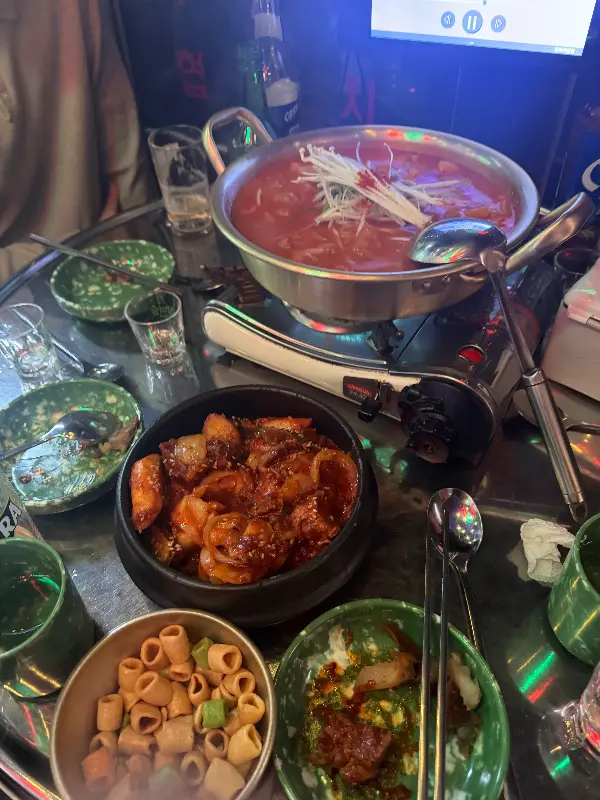 곱도리탕과 알탕이 함께 놓인 푸짐한 상차림