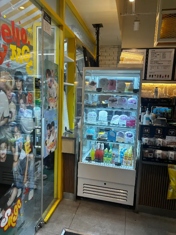 다양한 디저트 쇼케이스