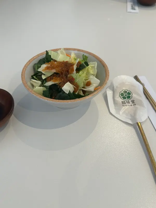 상큼한 드레싱이 인상적인 샐러드