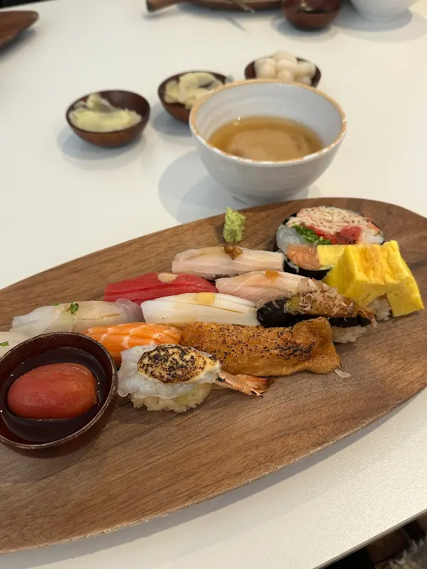 초밥과 함께 제공되는 샐러드