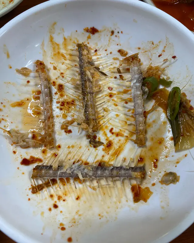 갈치 뼈만 남은 접시