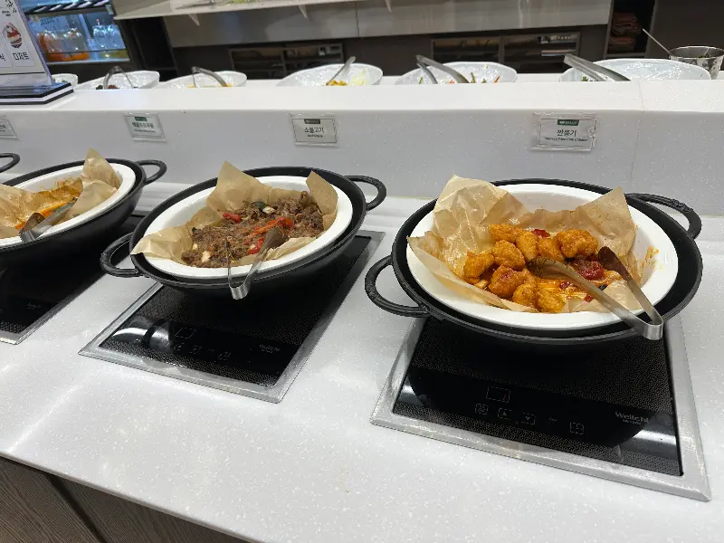 다양한 샐러드바 메뉴