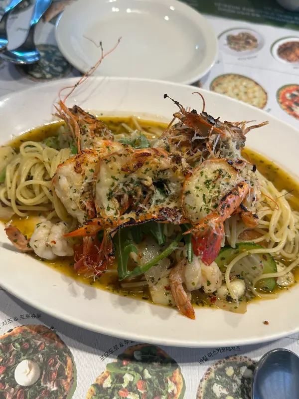 신선한 재료가 듬뿍 올라간 피자