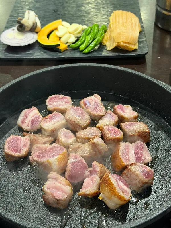 불판 위에서 맛있게 익어가는 돼지고기