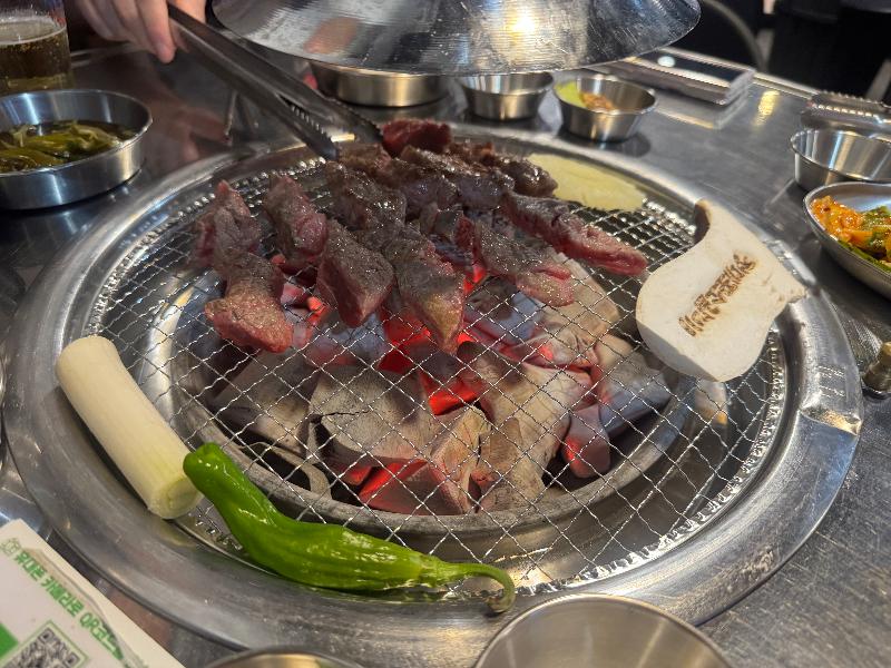 숯불 위에서 구워지는 소갈비