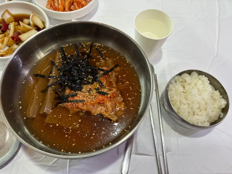 정갈하게 담겨 나온 묵밥