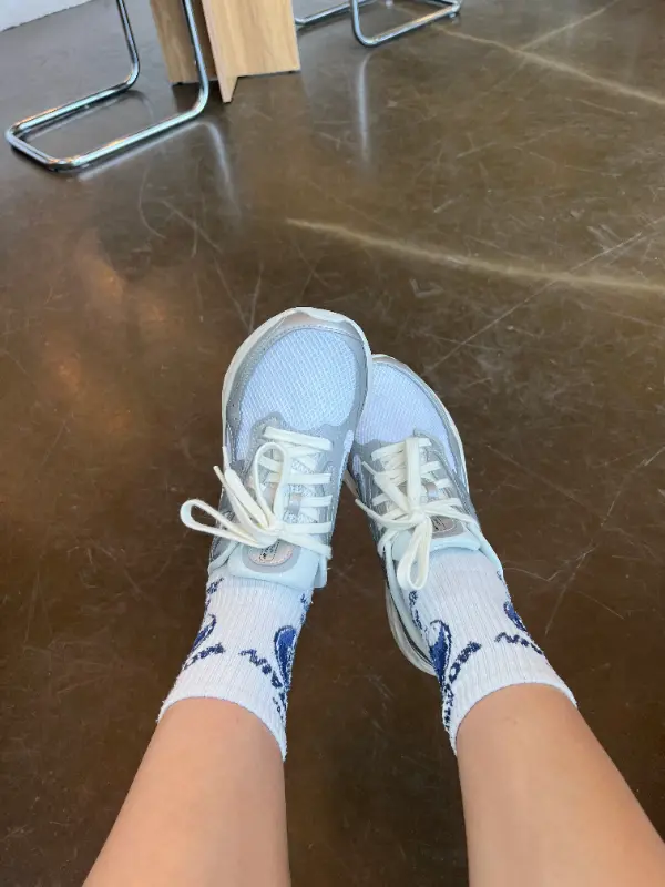 여행의 설렘을 담은 발걸음