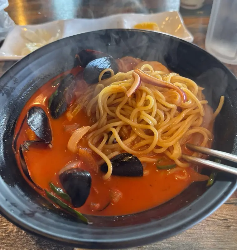 김이 모락모락 나는 짬뽕