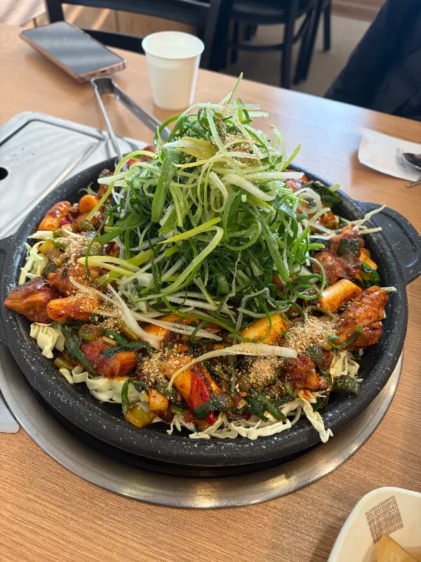 숯불 향이 솔솔 풍기는 닭불고기