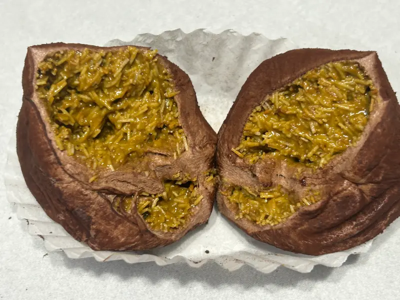 반으로 갈라진 두쫀쿠의 단면