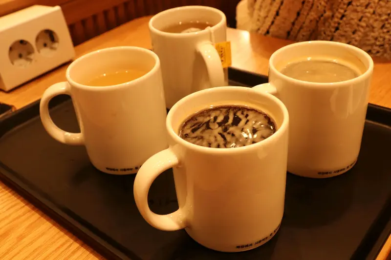 음료 여러 잔이 놓인 쟁반