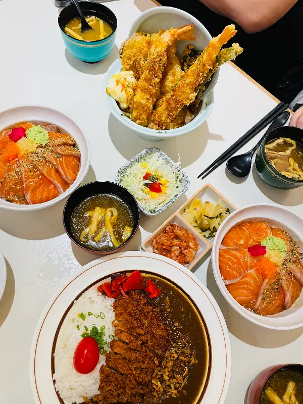 다양한 메뉴를 한 상 가득 즐기는 모습