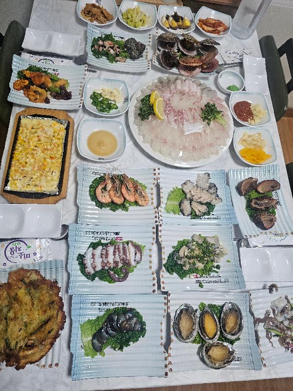 푸짐하게 차려진 해녀소녀식당의 한 상 차림