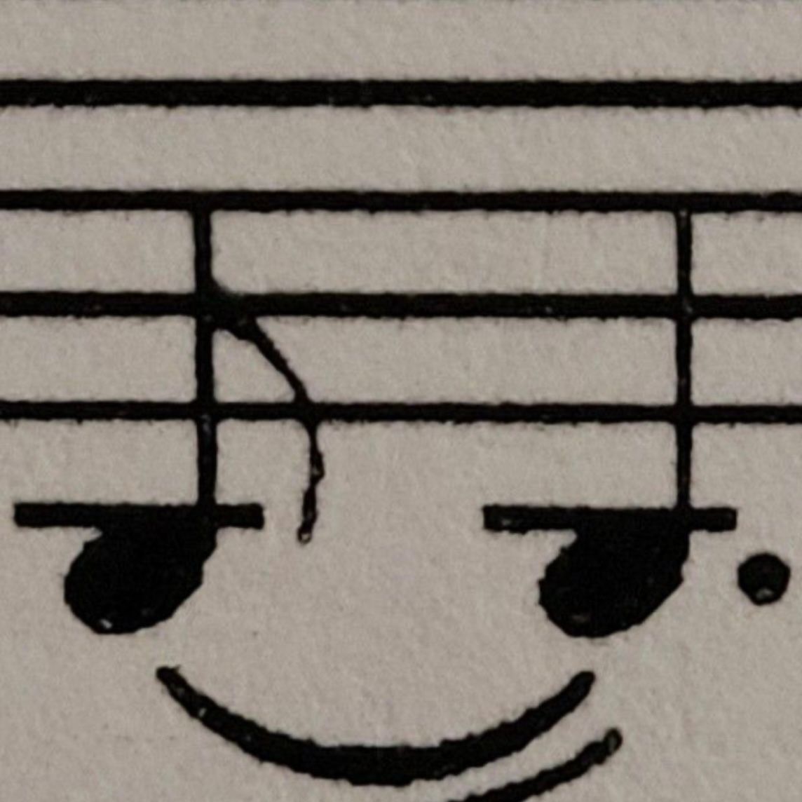 음표로 그려진 웃는 모습