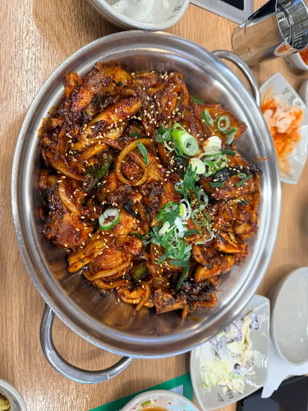 철판 가득 담긴 아구불고기