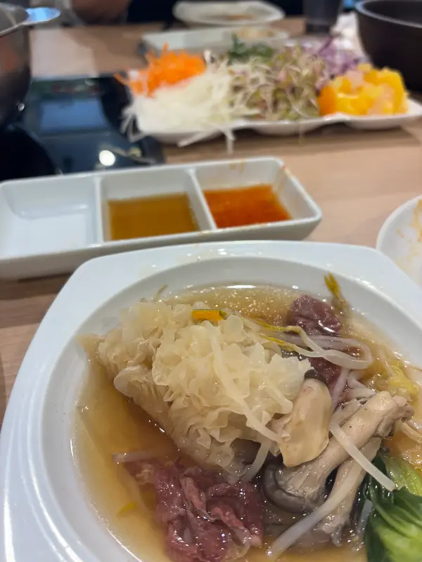 샤브샤브와 샐러드바 음식