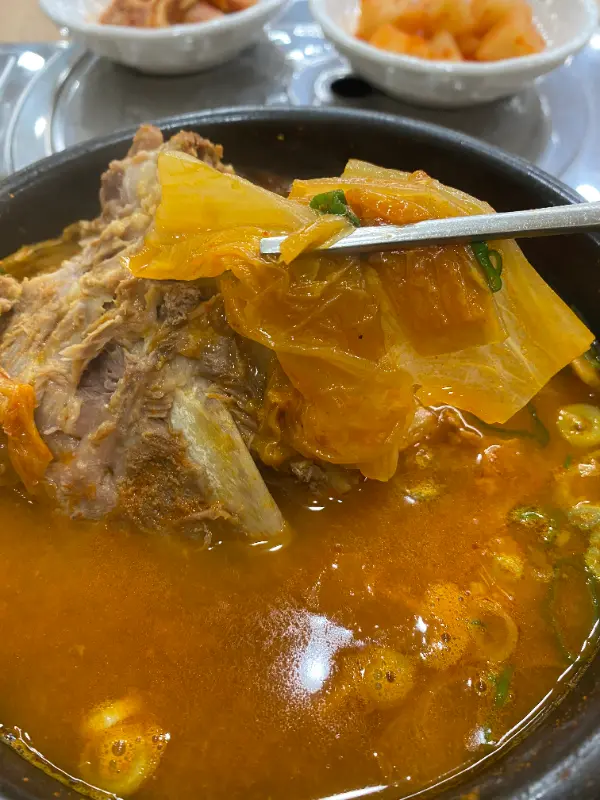 감자탕에 라면사리 추가