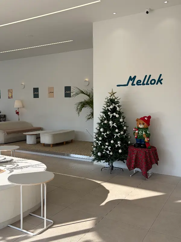 크리스마스 장식이 놓인 카페 내부