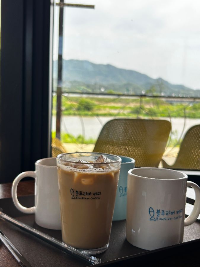 오대천이 보이는 창가 좌석