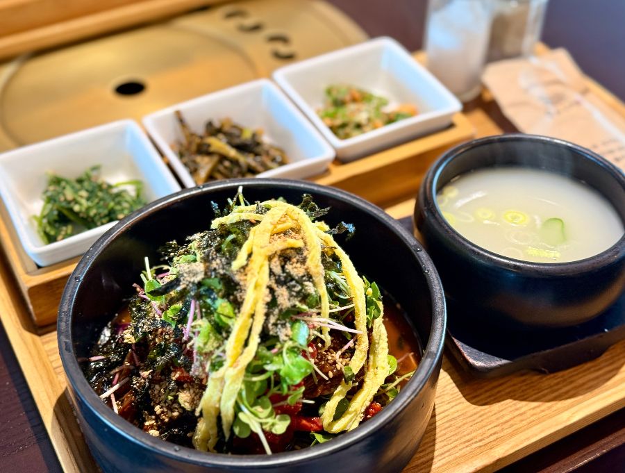 푸짐한 육회비빔밥 한상차림