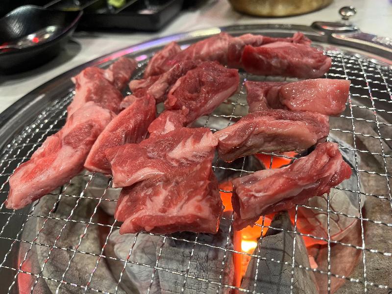 숯불 위에서 익어가는 생소갈비