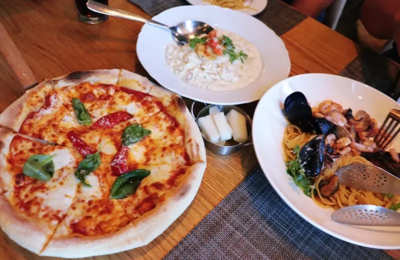 다양한 메뉴가 함께 놓인 테이블