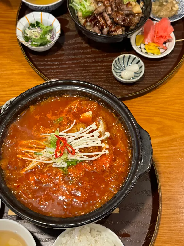 얼큰한 국물이 일품인 김치 나베