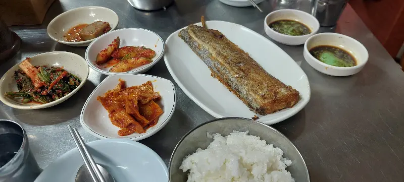 생선구이와 다양한 반찬들