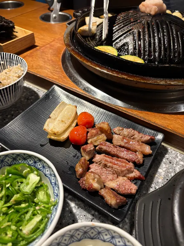 양갈비와 채소, 소스