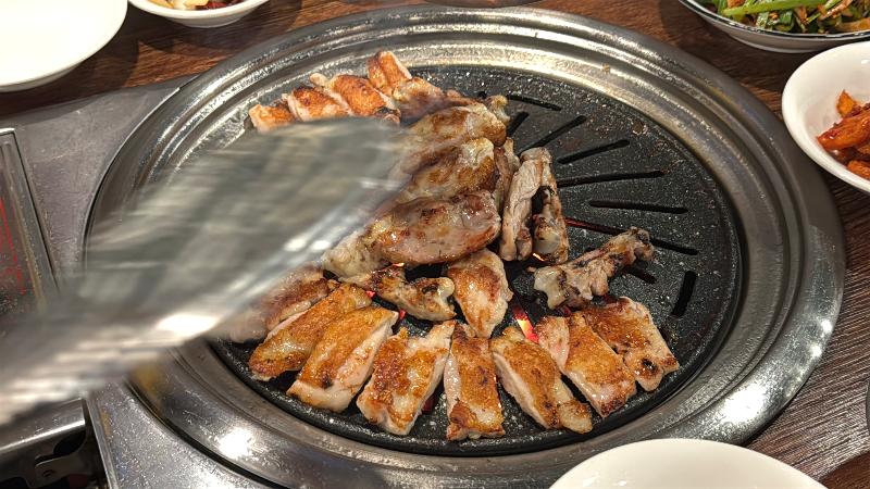 숯불 위에서 익어가는 닭갈비