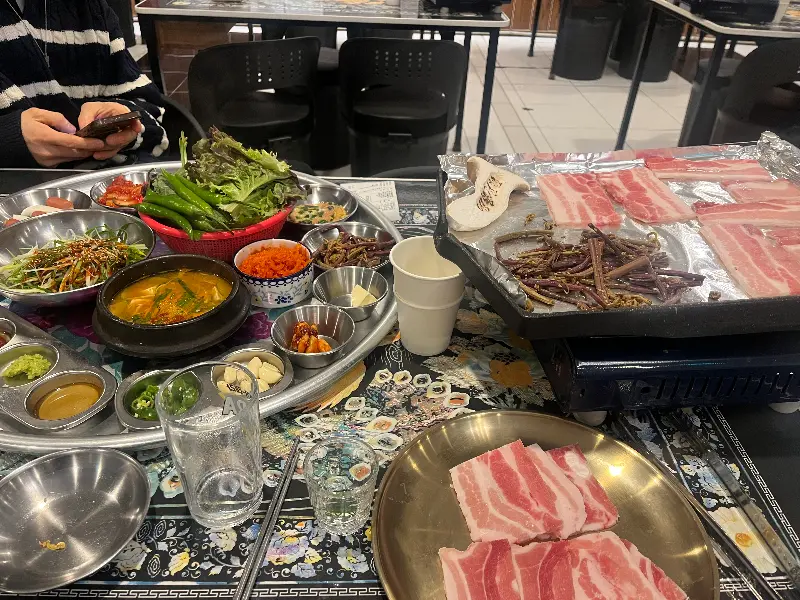 다양한 메뉴와 푸짐한 밑반찬