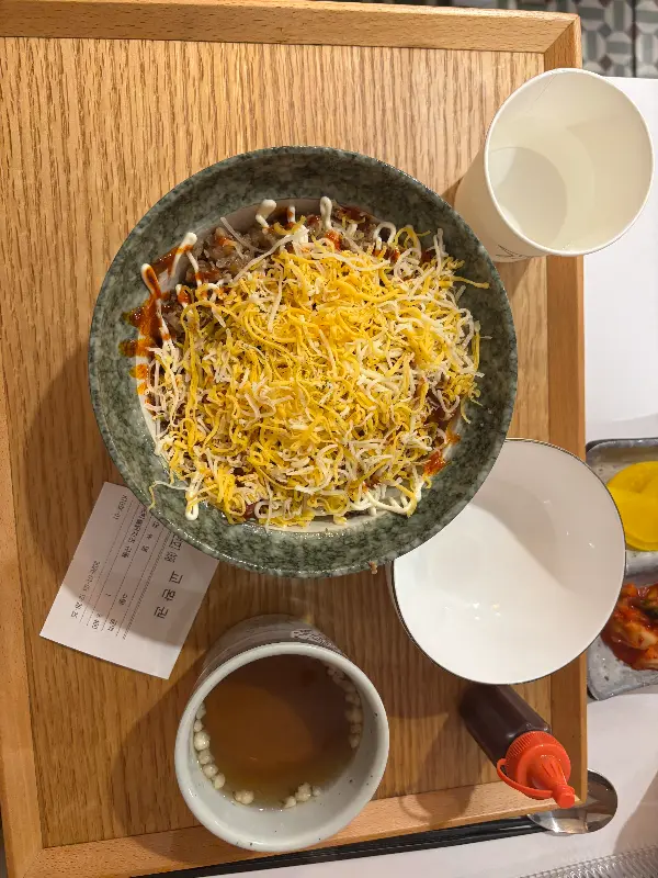 테이블 위에 놓인 규동, 수북하게 쌓인 치즈가 인상적이다.