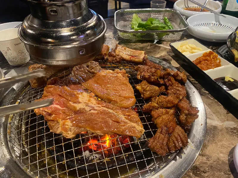 갈비와 함께 즐기는 푸짐한 상차림