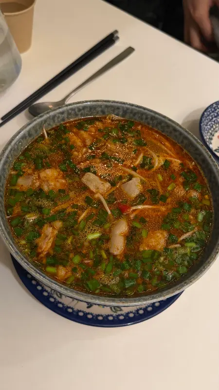 테이블 위에 놓인 쌀국수