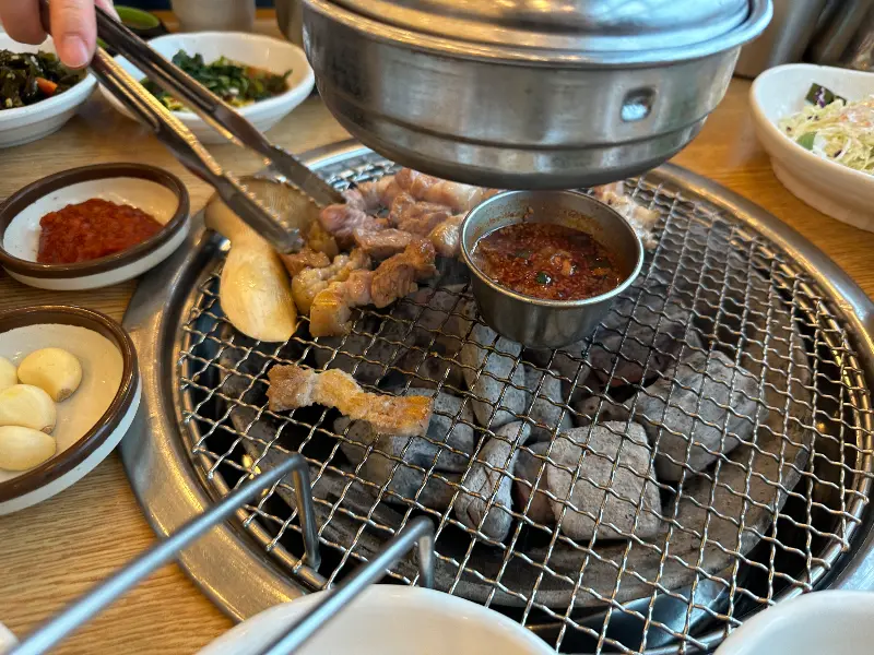 다양한 쌈 채소와 함께 즐기는 흑돼지