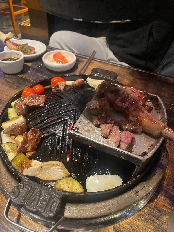 숯불 위에서 구워지는 양갈비와 채소