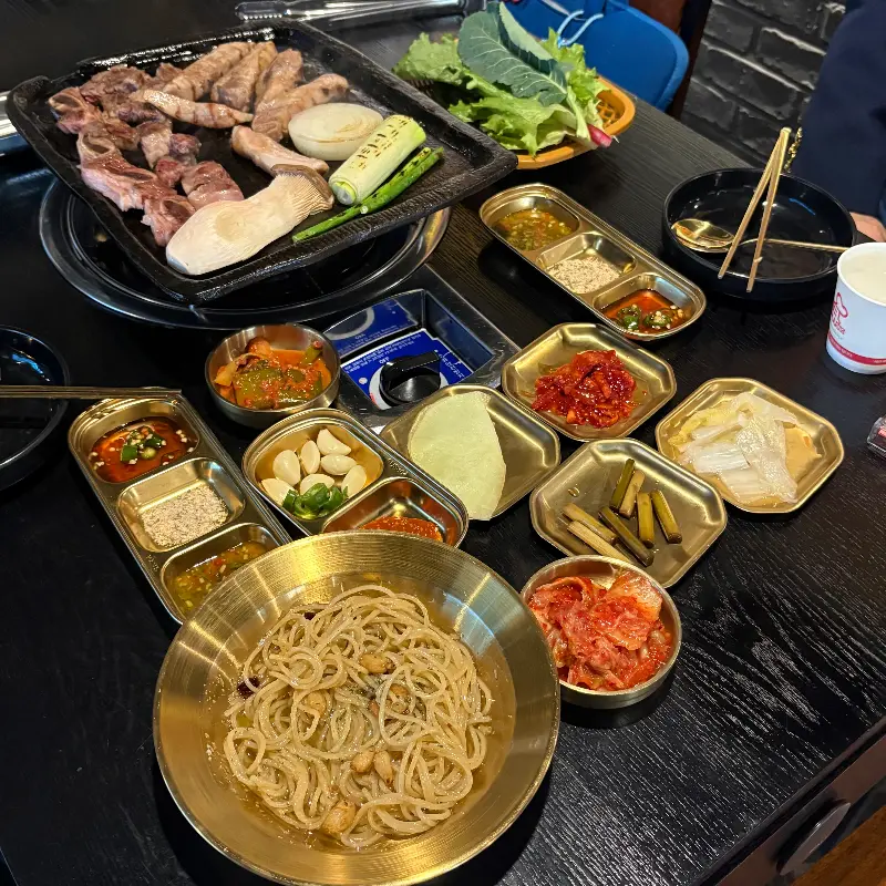 다양한 밑반찬이 정갈하게 담겨 나온 한 상 차림