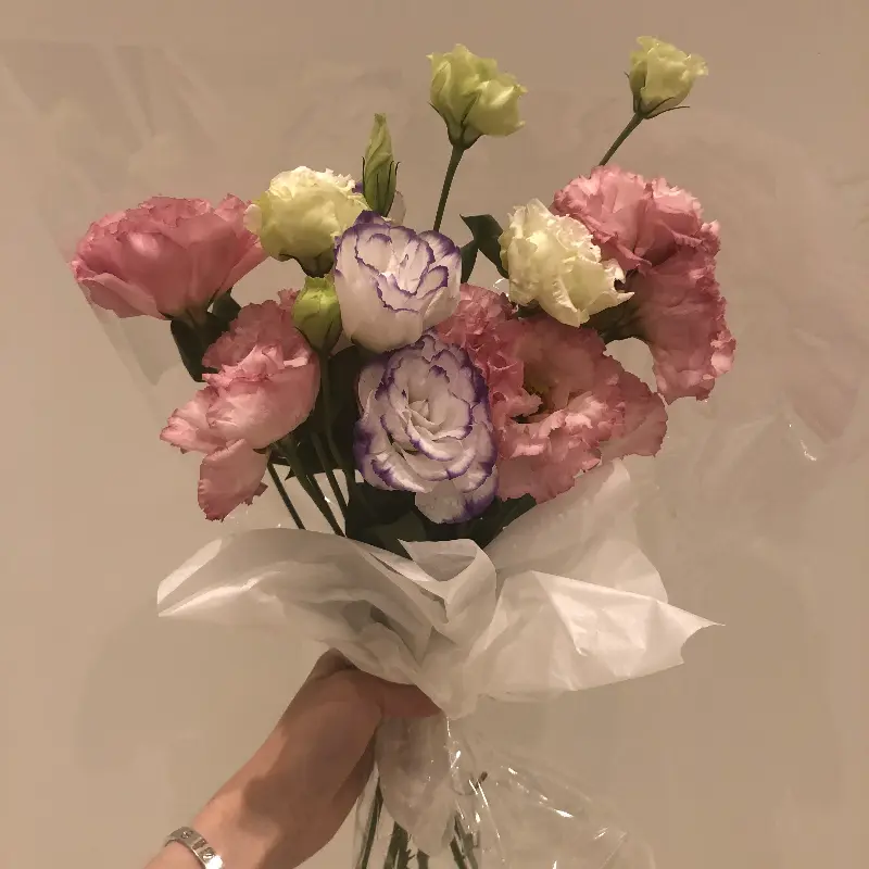 식당 내부에 놓인 꽃 장식