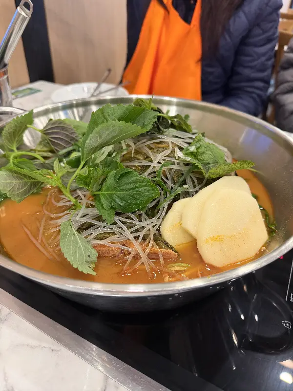 묵은지와 당면이 푸짐하게 들어간 감자탕