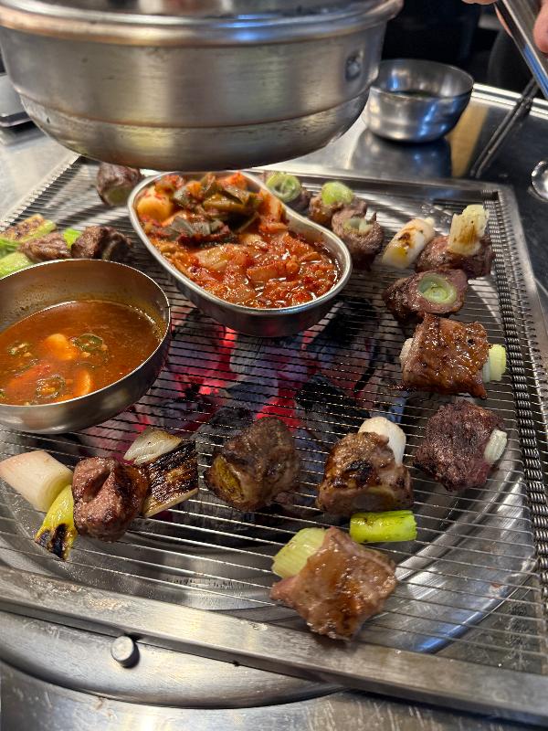 잘 구워진 갈매기살과 대파의 조화