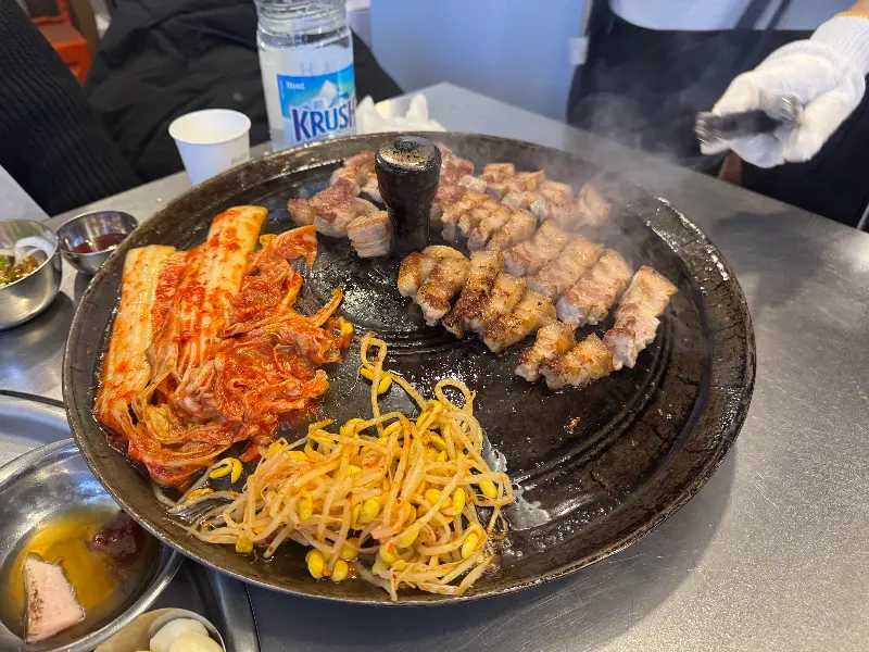 노릇하게 구워진 삼겹살과 미나리의 조화