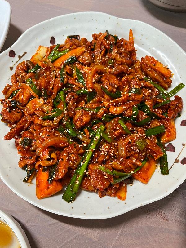 윤기가 자르르 흐르는 닭불고기