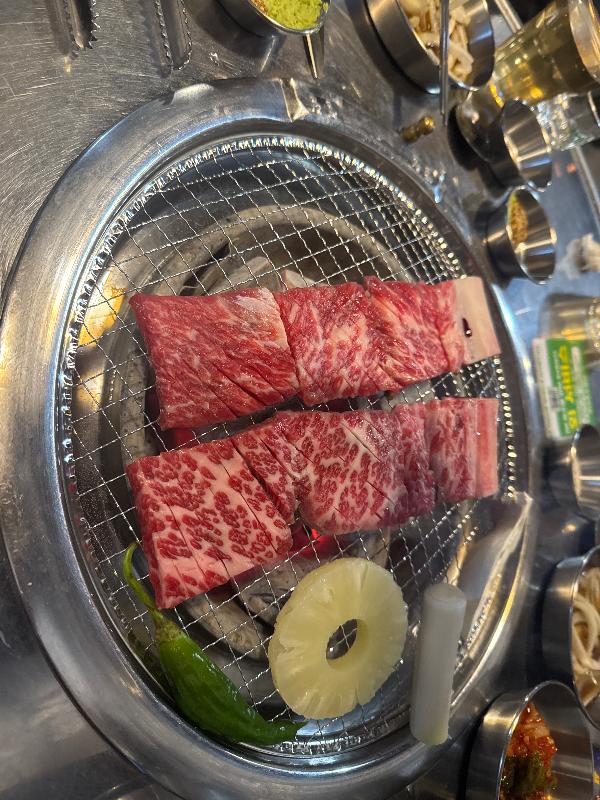 숯불 위에서 익어가는 소갈비