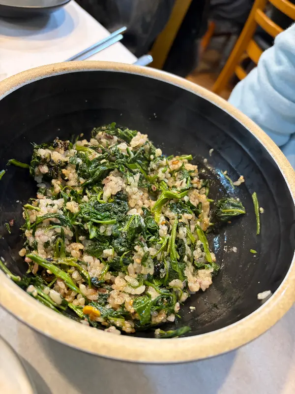 향긋한 곤드레 나물이 듬뿍 올려진 곤드레 나물밥