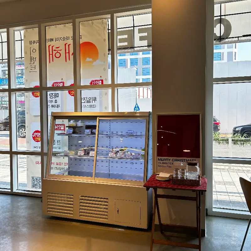 쇼케이스 속 케이크