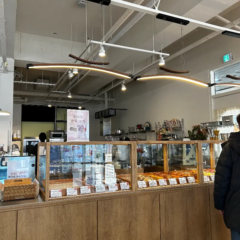 다양한 빵들이 진열된 쇼케이스