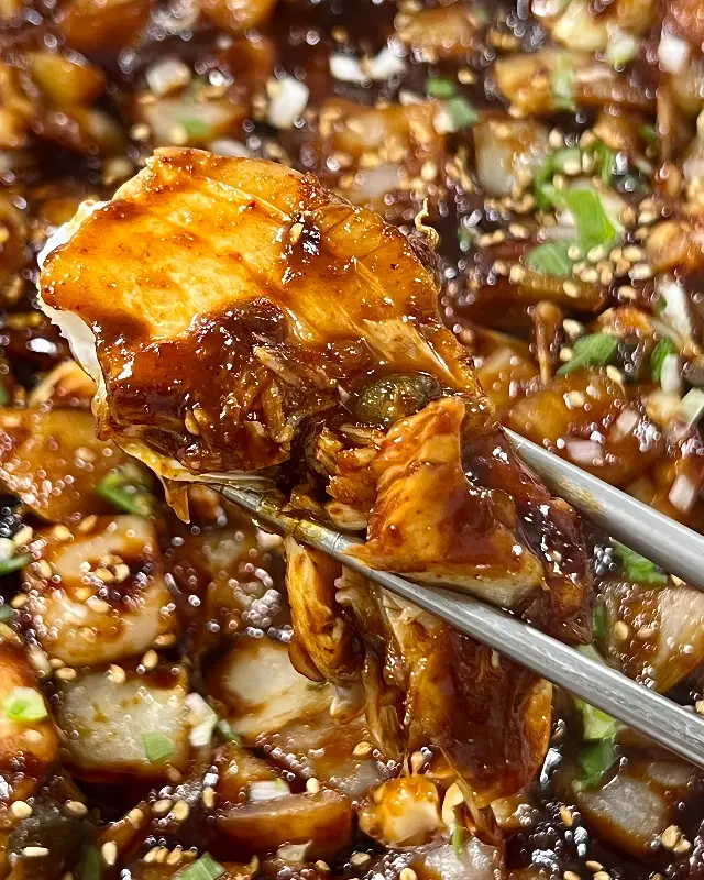 젓가락으로 집어 올린 뽈살 한 점