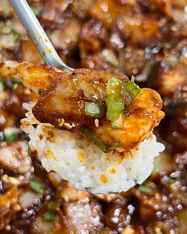 밥 위에 뽈살과 양파를 올려 먹는 모습